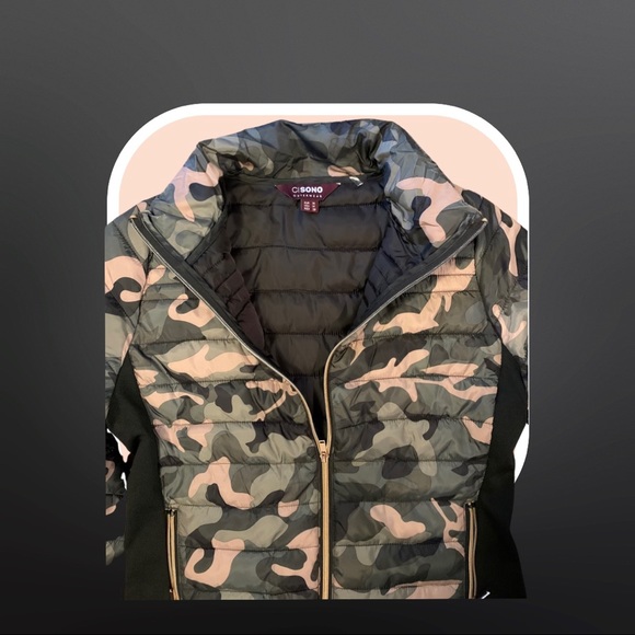 Super cute Camo light puffy jacket. Comes to waist - Picture 3 of 4
